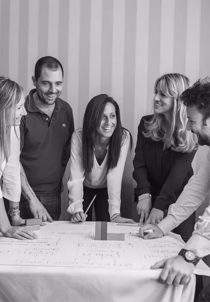 Un team lavora insieme a un progetto attorno a un tavolo