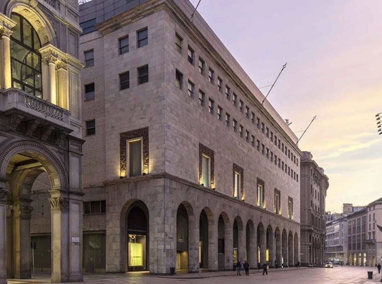 Facciata del grande magazzino Rinascente a Milano al tramonto